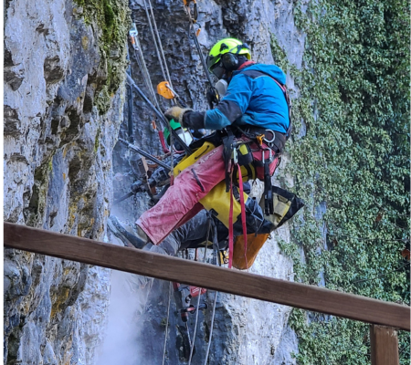 Intervention près d'une cascade Image
